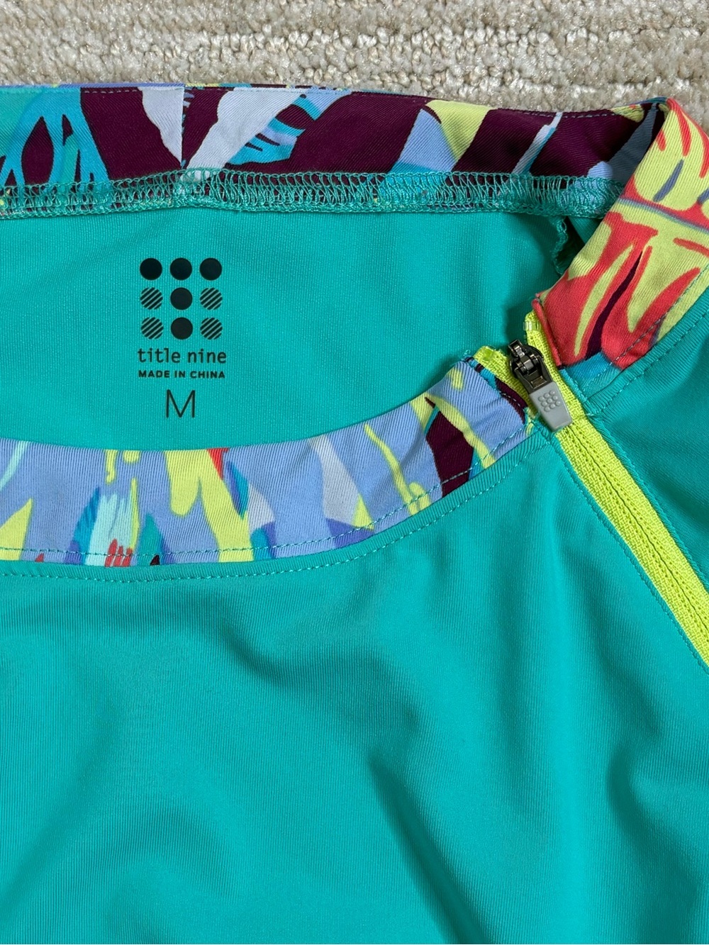 Title nine Tropical Print Trim Long Sleeve Top Womens Size M Teal Zipper Pocket - Picture 2 of 9